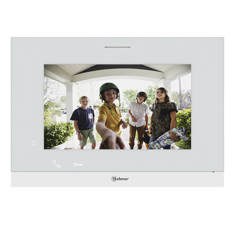 Foto de un monitor ART 7 LITE/G2+ donde se ve un grupo de jovenes