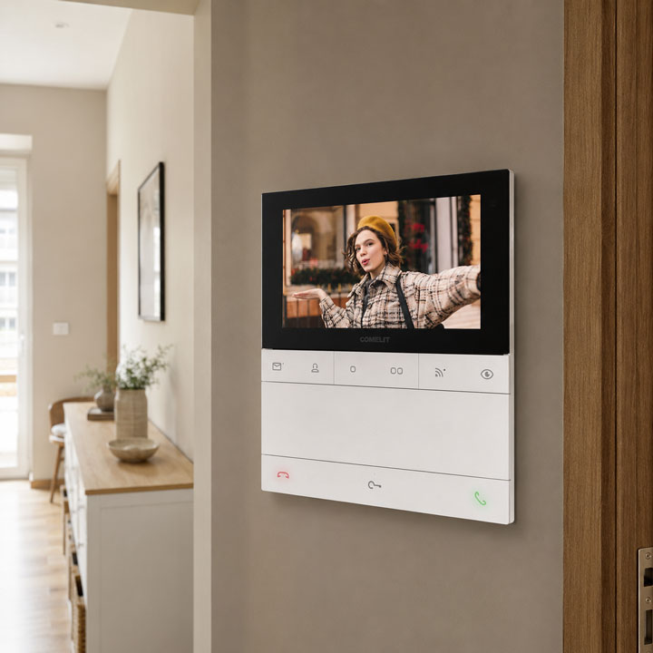 Foto del interior de una vivienda con un interfono con Monitor Comelit CR7741