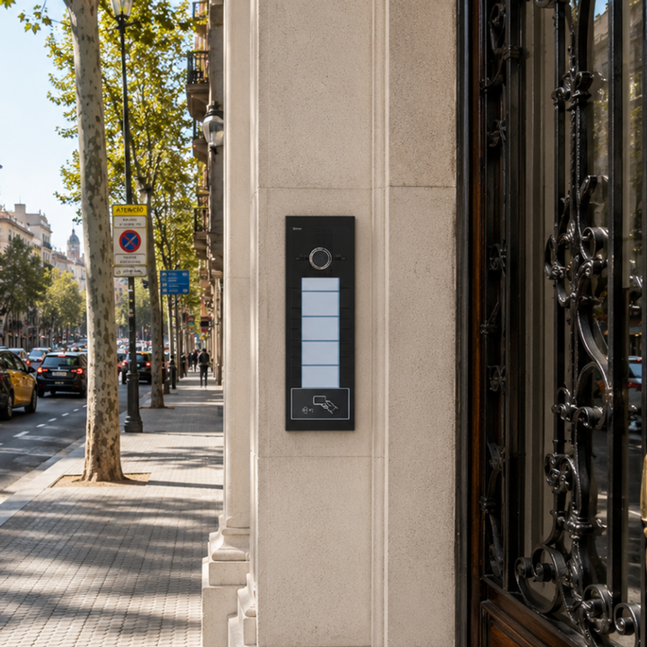 Placa Golmar en el portal de una calle en Barcelona